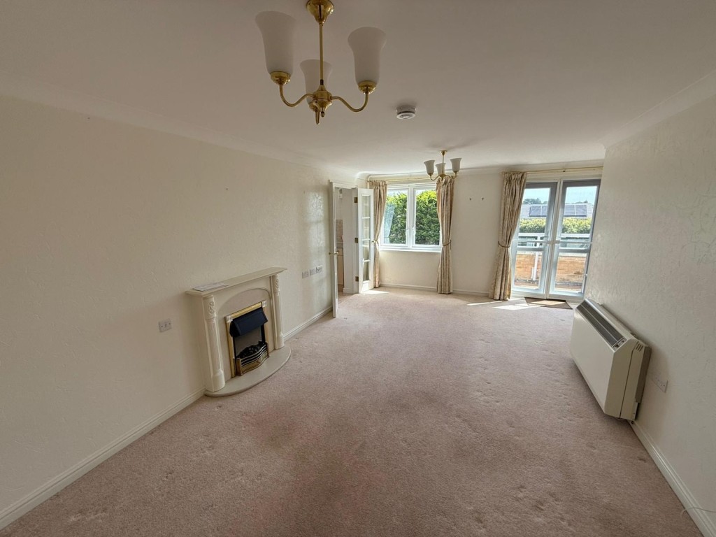 Lot: 129 - RETIREMENT FLAT IN POPULAR SEASIDE LOCATION - Main living room